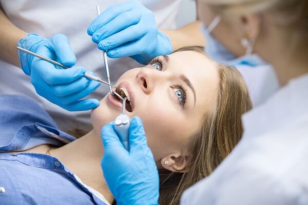 Диагностика и лечение травм зубов в клинике Newton в Мурманске